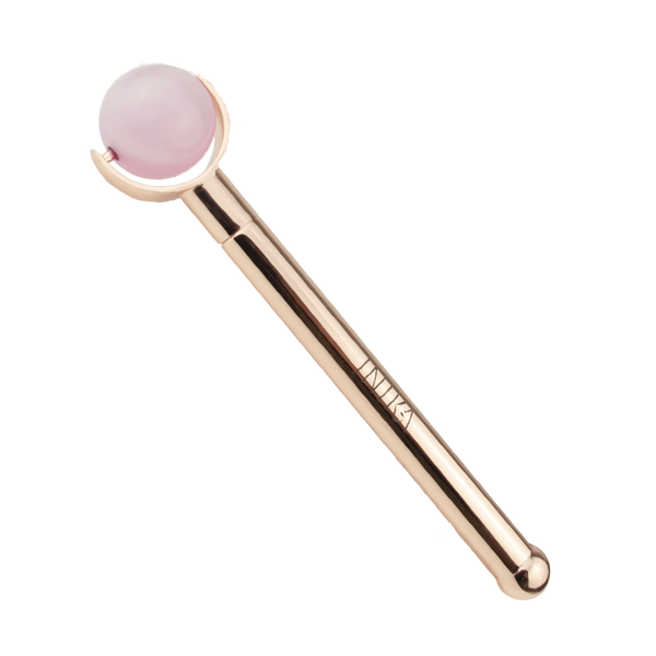 Inika Organic Rose Crystal Quartz Roller is de perfecte beautytool om je huid strakker te maken doormiddel van het activeren van je bloedcirculatie en het 'depuffen' van je huid.