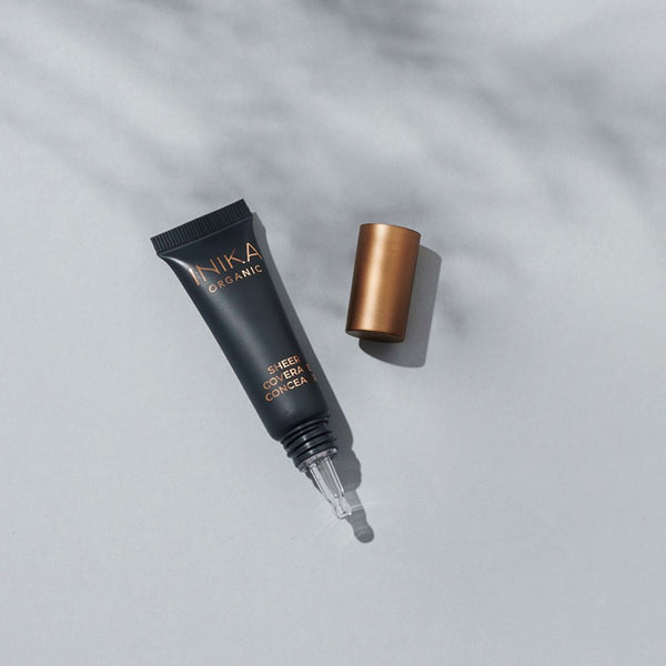 Deze 100% natuurlijke minerale concealer is een ware held in het camoufleren van oneffenheden, donkere kringen en pigmentverschillen. De lichtreflecterende deeltjes in deze concealer zorgen voor dé perfecte make-up basis en helpen perfect bij het camoufleren van donkere wallen onder de ogen. 100% natuurlijk, 100% halal, 100% vegan en dierproefvrij.