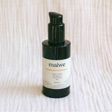 De veganistische Nourishing Cleansing Oil is een zachte, zeer effectieve oliereiniger die emulsifieert in contact met water. De vegan formule is op basis van biologische rozenbottel (koudgeperste olie en fruit extract), granaatappel extract, moringa olie, macadamia, grape seed, zoete amandel en olijf. Ze bevat geen parfum of essentiële olie, noch bewaarmiddelen. Deze werkt heel goed om make-up of SPF te verwijderen