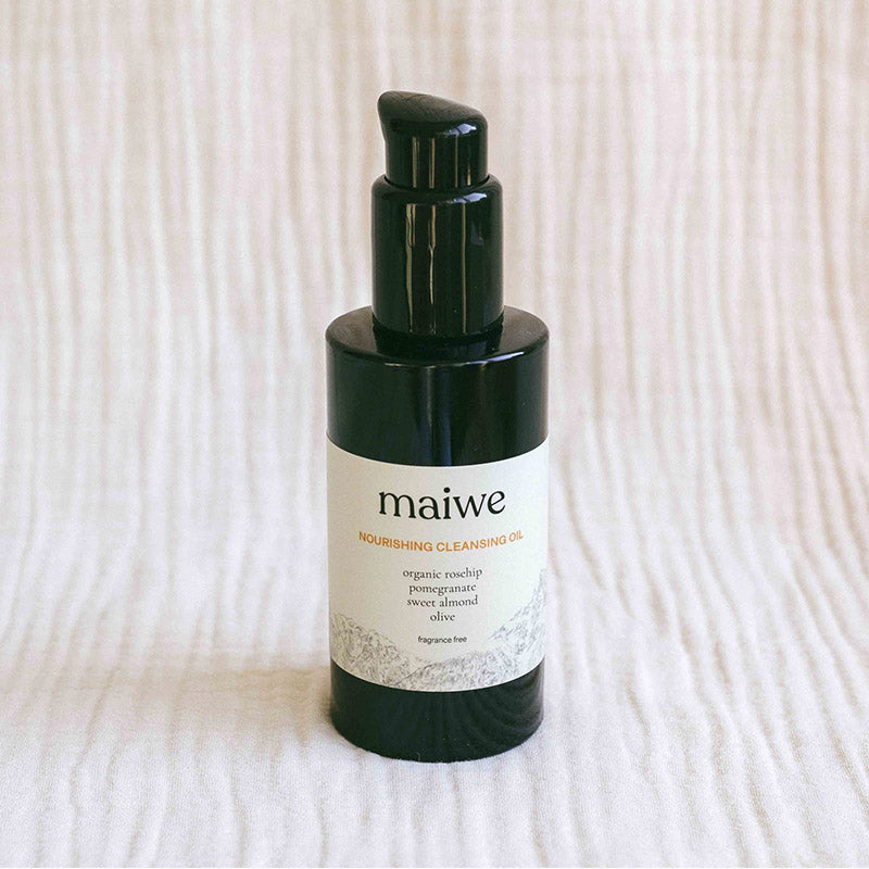 De veganistische Nourishing Cleansing Oil is een zachte, zeer effectieve oliereiniger die emulsifieert in contact met water. De vegan formule is op basis van biologische rozenbottel (koudgeperste olie en fruit extract), granaatappel extract, moringa olie, macadamia, grape seed, zoete amandel en olijf. Ze bevat geen parfum of essentiële olie, noch bewaarmiddelen. Deze werkt heel goed om make-up of SPF te verwijderen