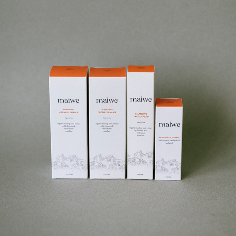 Deze heerlijk zachte Purifying Cream Cleanser is een milde reiniger voor dagelijks gebruik met biologisch rozenbottelextract, kamille, shea boter, squalane en AHAs. Ze reinigt en exfolieert zacht, hydrateert en beschermt de huid zonder deze te strippen. De natuurlijke formule bevat geen parfum noch essentiële oliën en is daarom ook geschikt voor de gevoelige huid. Rijk aan provitamine A, vitamine E en essentiële vetzuren. De verpakking bestaat uit 100% gerecycleerd PCR (post-consumer recycling) plastic.