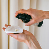 Deze heerlijk zachte Purifying Cream Cleanser is een milde reiniger voor dagelijks gebruik met biologisch rozenbottelextract, kamille, shea boter, squalane en AHAs. Ze reinigt en exfolieert zacht, hydrateert en beschermt de huid zonder deze te strippen. De natuurlijke formule bevat geen parfum noch essentiële oliën en is daarom ook geschikt voor de gevoelige huid. Rijk aan provitamine A, vitamine E en essentiële vetzuren. De verpakking bestaat uit 100% gerecycleerd PCR (post-consumer recycling) plastic.
