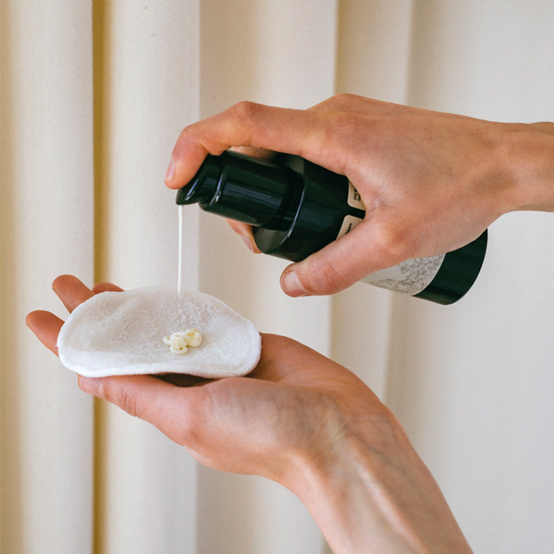 Deze heerlijk zachte Purifying Cream Cleanser is een milde reiniger voor dagelijks gebruik met biologisch rozenbottelextract, kamille, shea boter, squalane en AHAs. Ze reinigt en exfolieert zacht, hydrateert en beschermt de huid zonder deze te strippen. De natuurlijke formule bevat geen parfum noch essentiële oliën en is daarom ook geschikt voor de gevoelige huid. Rijk aan provitamine A, vitamine E en essentiële vetzuren. De verpakking bestaat uit 100% gerecycleerd PCR (post-consumer recycling) plastic.
