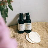 Deze heerlijk zachte Purifying Cream Cleanser is een milde reiniger voor dagelijks gebruik met biologisch rozenbottelextract, kamille, shea boter, squalane en AHAs. Ze reinigt en exfolieert zacht, hydrateert en beschermt de huid zonder deze te strippen. De natuurlijke formule bevat geen parfum noch essentiële oliën en is daarom ook geschikt voor de gevoelige huid. Rijk aan provitamine A, vitamine E en essentiële vetzuren. De verpakking bestaat uit 100% gerecycleerd PCR (post-consumer recycling) plastic.