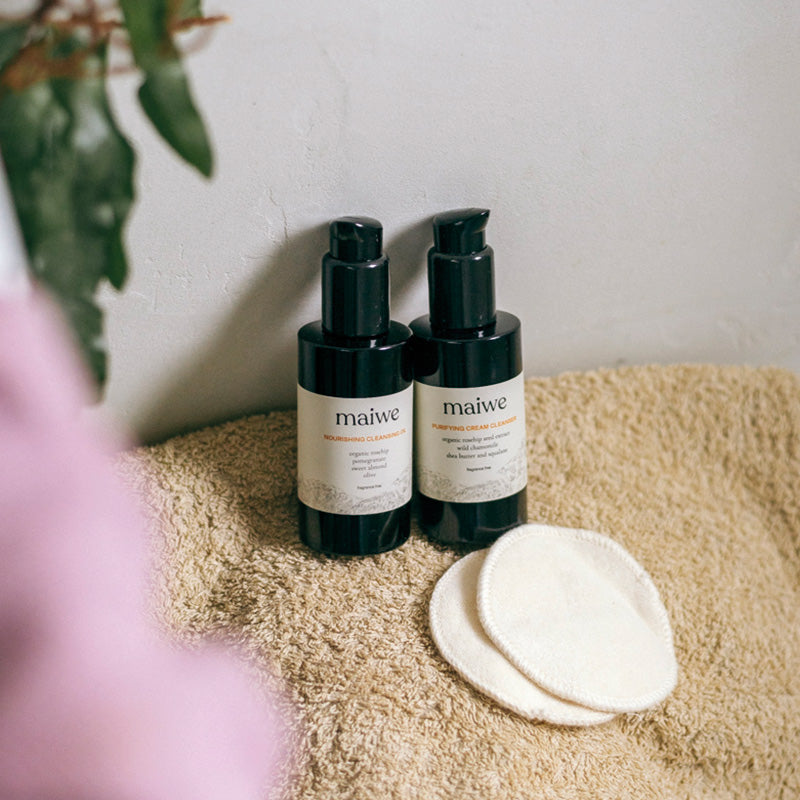 Deze heerlijk zachte Purifying Cream Cleanser is een milde reiniger voor dagelijks gebruik met biologisch rozenbottelextract, kamille, shea boter, squalane en AHAs. Ze reinigt en exfolieert zacht, hydrateert en beschermt de huid zonder deze te strippen. De natuurlijke formule bevat geen parfum noch essentiële oliën en is daarom ook geschikt voor de gevoelige huid. Rijk aan provitamine A, vitamine E en essentiële vetzuren. De verpakking bestaat uit 100% gerecycleerd PCR (post-consumer recycling) plastic.