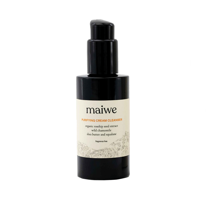 Deze heerlijk zachte Purifying Cream Cleanser is een milde reiniger voor dagelijks gebruik met biologisch rozenbottelextract, kamille, shea boter, squalane en AHAs. Ze reinigt en exfolieert zacht, hydrateert en beschermt de huid zonder deze te strippen. De natuurlijke formule bevat geen parfum noch essentiële oliën en is daarom ook geschikt voor de gevoelige huid. Rijk aan provitamine A, vitamine E en essentiële vetzuren. De verpakking bestaat uit 100% gerecycleerd PCR (post-consumer recycling) plastic.
