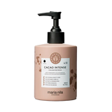 Maria Nila Colour Refresh Cacao Intense is een vegan donker bruin kleurig haarmasker om je haarkleur op te frissen zonder chemicaliën.