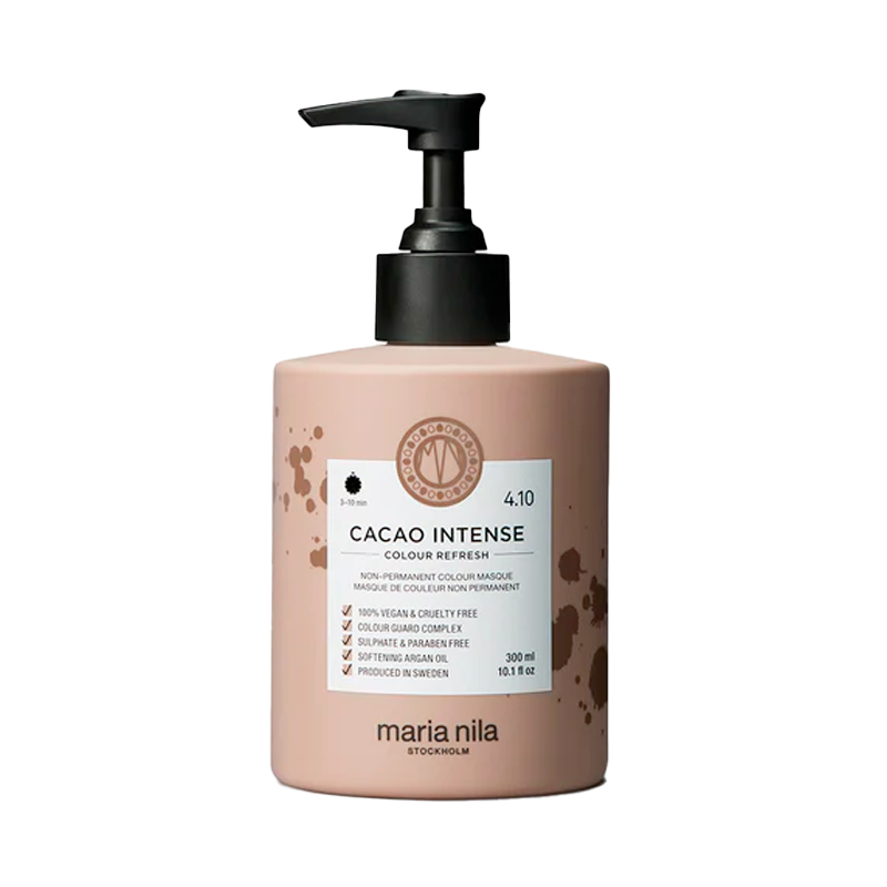 Maria Nila Colour Refresh Cacao Intense is een vegan donker bruin kleurig haarmasker om je haarkleur op te frissen zonder chemicaliën.
