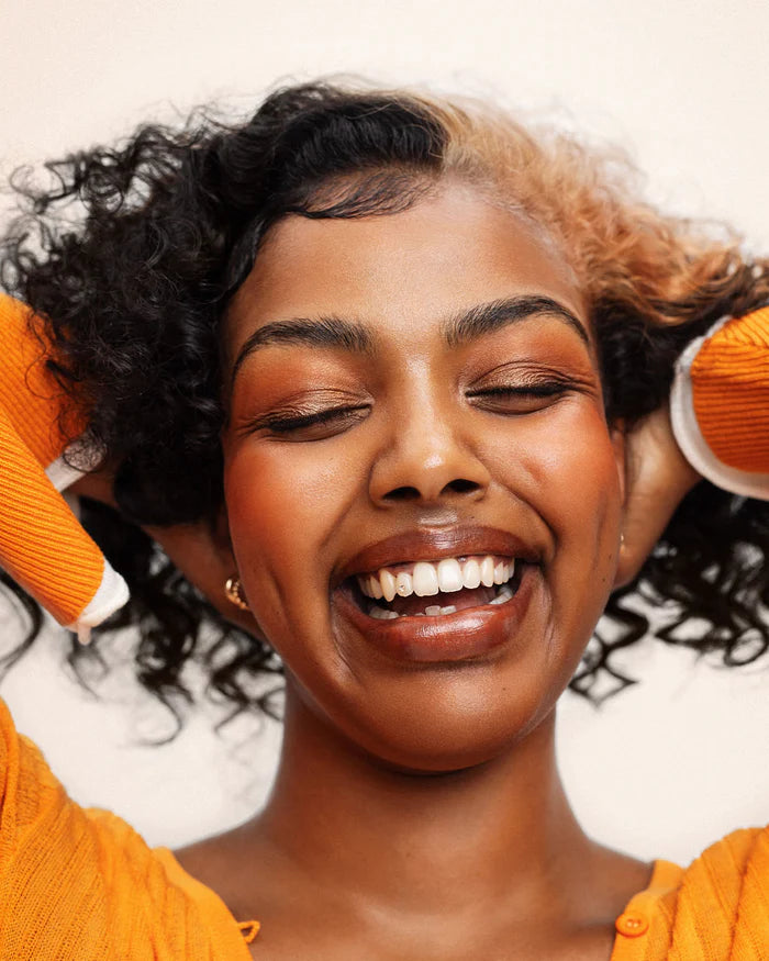 Hoe gebruik je Maria Nila Head & Hair Heal Booster Masque? Was vooraf je haar en spoel goed uit. Breng het masker aan en focus op de punten.  Laat het 3 minuutjes intrekken. Spoel uit en geniet van heerlijk zacht glanzend haar.   Alle producten van Maria Nila kunnen als dagelijkse behandeling worden gebruikt.