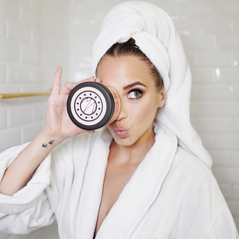 Dierproefvrij en volledig vegan haarmasker van Maria Nila. Dit haarmasker voorkomt hoofdhuidproblemen zoals roos. Maria Nila Head &amp; Hair Heal Masque is een kalmerend haarmasker die de haargroei stimuleert met Piroctone Olamine. Het Aloë Vera-extract behandelt en voorkomt roos- en hoofdhuidproblemen. Het masker met hydraterende, kalmerende en genezende eigenschappen zal zowel het haar als de hoofdhuid in balans brengen.