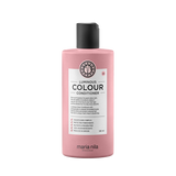Speciaal voor gekleurd haar hebben we de Maria Nila Luminous Colour Giftbox, deze versterkt de haarstructuur en geeft het meer glans aan het haar. Deze set bevat de Luminous Shampoo en Luminous Conditioner en een gratis Cream Heat Spray. De Maria Nila Cream Heat Spray is een verzorgende spray die het haar beschermt tegen hitte van stylingtools en gespleten punten voorkomt. Vegan, dierproefvrij en natuurlijk.