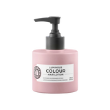 Maria Nila Luminous Colour Hair Lotion is een kleurbehoudende en hittebeschermende haarlotion die zorgt voor voeding en glans voor droog en gevoelig haar. De lotion geeft een gladde finish en is perfect te gebruiken voor het stylen. Dankzij Granaatappelextract en antioxidanten vermindert de haarlotion pluizend haar. 