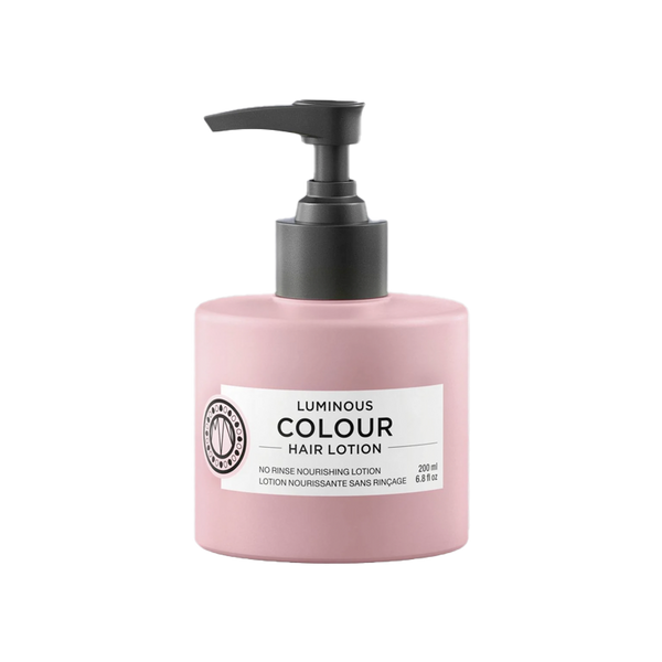 Maria Nila Luminous Colour Hair Lotion is een kleurbehoudende en hittebeschermende haarlotion die zorgt voor voeding en glans voor droog en gevoelig haar. De lotion geeft een gladde finish en is perfect te gebruiken voor het stylen. Dankzij Granaatappelextract en antioxidanten vermindert de haarlotion pluizend haar. 