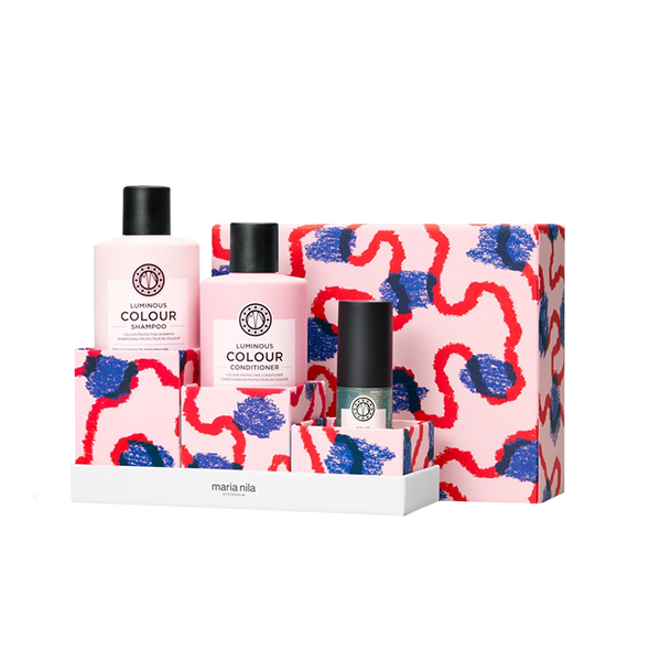 peciaal voor gekleurd haar hebben we de Maria Nila Luminous Colour Holiday Giftbox, deze versterkt de haarstructuur en geeft het meer glans aan het haar. Deze set bevat de Luminous Shampoo en Luminous Conditioner en een gratis True Soft Argan Oil. Maria Nila True Soft Argan Oil is een voedende organische argan olie om je haar te verzachten, te hydrateren en te versterken.