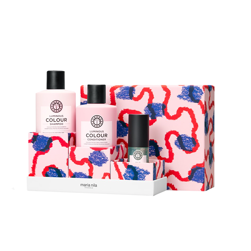 peciaal voor gekleurd haar hebben we de Maria Nila Luminous Colour Holiday Giftbox, deze versterkt de haarstructuur en geeft het meer glans aan het haar. Deze set bevat de Luminous Shampoo en Luminous Conditioner en een gratis True Soft Argan Oil. Maria Nila True Soft Argan Oil is een voedende organische argan olie om je haar te verzachten, te hydrateren en te versterken.