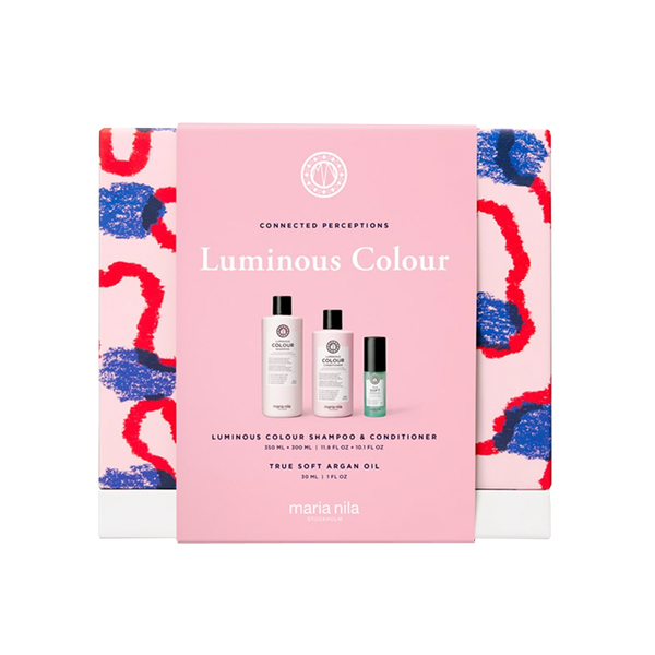 peciaal voor gekleurd haar hebben we de Maria Nila Luminous Colour Holiday Giftbox, deze versterkt de haarstructuur en geeft het meer glans aan het haar. Deze set bevat de Luminous Shampoo en Luminous Conditioner en een gratis True Soft Argan Oil. Maria Nila True Soft Argan Oil is een voedende organische argan olie om je haar te verzachten, te hydrateren en te versterken.