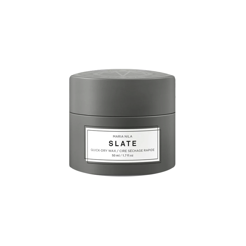 Maria Nila Minerals Slate is een sterke, sneldrogende wax, perfect voor een sterke hold en lichte glans. Vochtinbrengende olijfolie en plantaardige eiwitten vormen een hydraterende formule die het haar beschermt tegen uitdroging. Slate Wax heeft een oriëntaalse bloemengeur met tonen van hout, jasmijn en citrus.