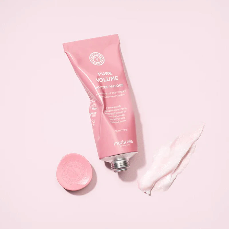 Booster Masque van Maria Nila is een rijk voedend product dat het zowel je masker als de conditioner vervangt. De finishing treatment is perfect om thuis dat salongevoel te creëren. Het Pure Volume Booster masker heeft een heerlijke citrusachtige en bloemige geur van neroli, citroen en hyacint.
