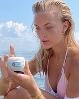 Natuurlijke, voedende haarcreme voor een beachlook. De Salty Cream bestaat uit 100% natuurlijke ingredienten en is daarom clean, vegan en ook nog eens cruelty-free.