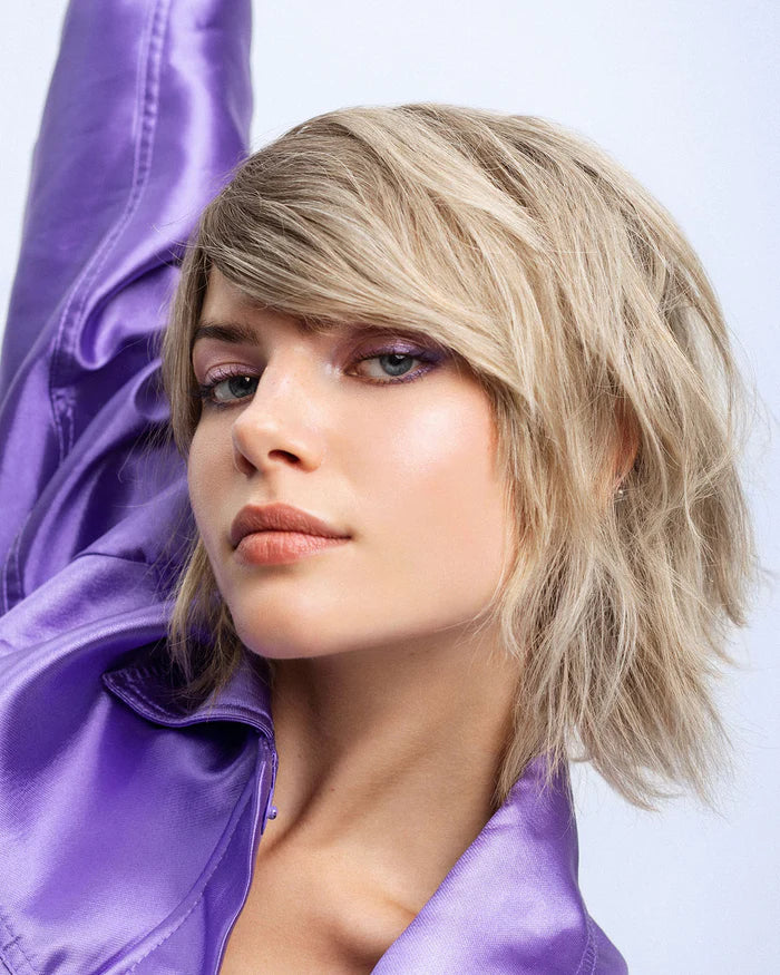 Binnen slechts 3 minuten zacht en glanzend haar zonder gele of koperachtige tinten? Het Sheer Silver Booster Masque Haarmasker van Maria Nila maakt het mogelijk! Dit diepvoedende finishing product met violetpigment neutraliseert gele tinten en vervangt zowel je haarmasker als conditioner. Met maar liefst 10 keer meer actieve ingrediënten en 50% meer geur dan de haarproducten van Maria Nila, is dit masker dé perfecte oplossing voor een salonwaardig resultaat, ook wanneer je onderweg bent. 