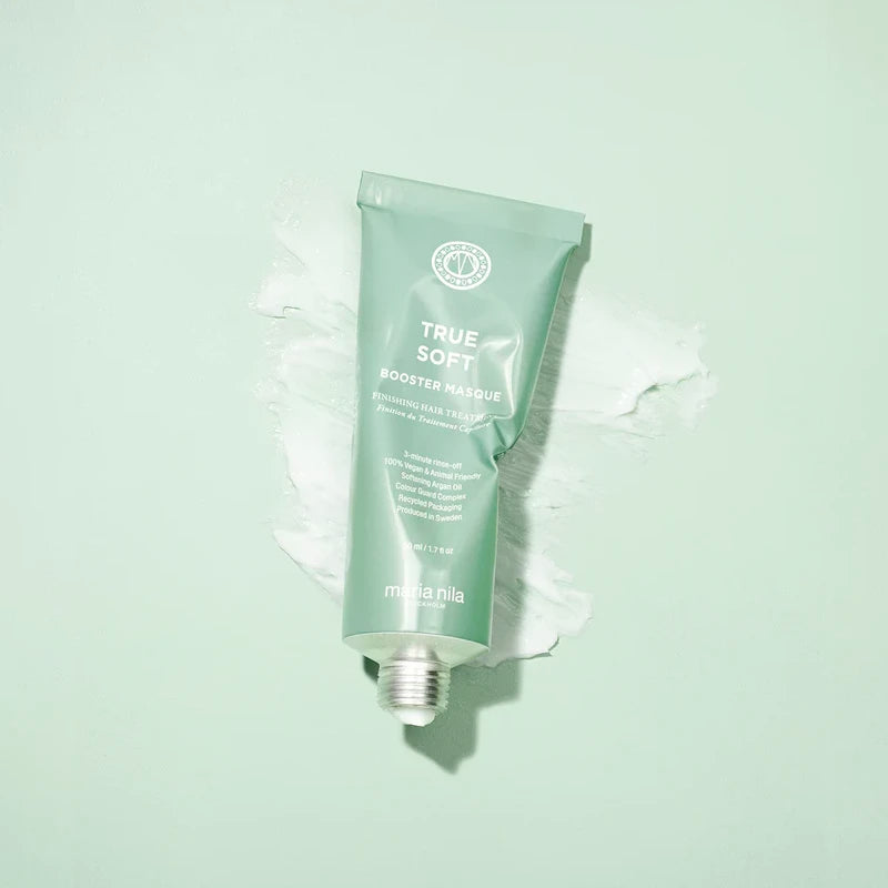  Het Booster Masque van Maria Nila is een rijk voedend product dat het zowel je masker als de conditioner vervangt. De finishing treatment is perfect om thuis dat salongevoel te creëren. Het True soft booster masker heeft een heerlijke bloemige geur van vanille, roos en jasmijn.