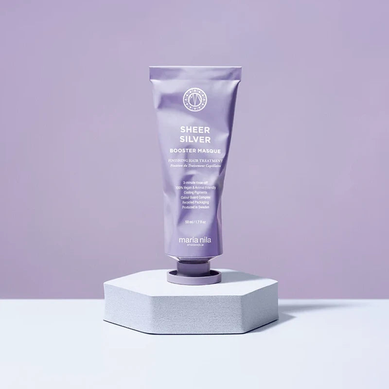 Binnen slechts 3 minuten zacht en glanzend haar zonder gele of koperachtige tinten? Het Sheer Silver Booster Masque Haarmasker van Maria Nila maakt het mogelijk! Dit diepvoedende finishing product met violetpigment neutraliseert gele tinten en vervangt zowel je haarmasker als conditioner. Met maar liefst 10 keer meer actieve ingrediënten en 50% meer geur dan de haarproducten van Maria Nila, is dit masker dé perfecte oplossing voor een salonwaardig resultaat, ook wanneer je onderweg bent. 