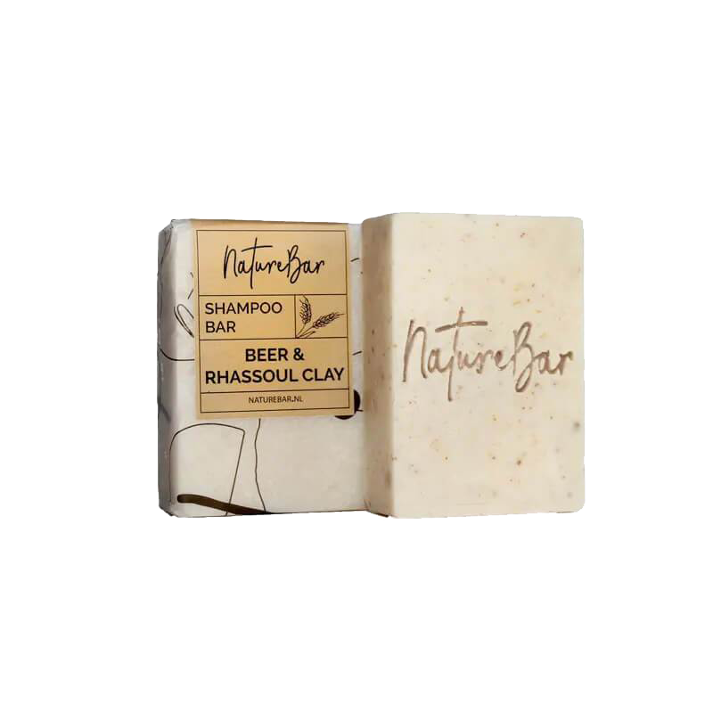 De Bier shampoo bar van Nature bar is perfect voor normaal tot dun haar. De speciale formule van biologische oliën, bier en rhassoul klei geeft je haar een extra lift en gezonde uitstraling. De combinatie van etherische oliën zoals Ylang Ylang en Cedar geven de solide shampoo daarnaast een heerlijke milde kruidige geur.