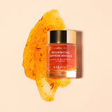 Dit fantastische masker is volledig dierproefvrij, glutenvrij en veganistisch, het is gemaakt met de beste plantaardige ingrediënten en verwerkt op een manier die de efficiëntie van elk ingrediënt behoudt. Het helpt de tekenen van schade door de zon te bestrijden en helpt de collageenproductie te bevorderen doordat de celvernieuwing verhoogt wordt.