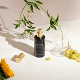 Voor ultiem glanzende lokken, dit multi-afbreekbare serum met 3 ingrediënten is doordrenkt met amla-extract, dat een hoge concentratie oliezuur, vitamine C, vitamine E, jasmijnolie en zonnebloemolie bevat om breuk onder controle te houden. Het versterkt en herstelt droog/beschadigd haar en voed de hoofdhuid. Dankzij de koudgeperste extractiemethode wordt elk ingrediënt met de hoogste potentie gemengd. Beauty Awards 2019 Cruelty Free I Non-GMO I Glutenvrij I Palmvrij I Synthetisch Parfumvrij I Veganistisch