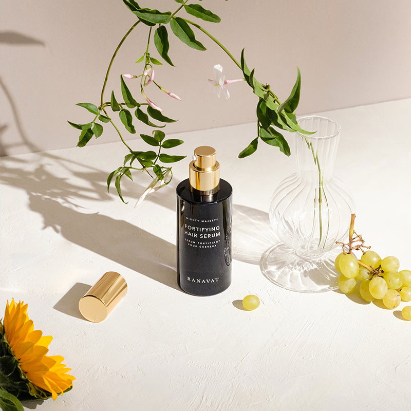 Voor ultiem glanzende lokken, dit multi-afbreekbare serum met 3 ingrediënten is doordrenkt met amla-extract, dat een hoge concentratie oliezuur, vitamine C, vitamine E, jasmijnolie en zonnebloemolie bevat om breuk onder controle te houden. Het versterkt en herstelt droog/beschadigd haar en voed de hoofdhuid. Dankzij de koudgeperste extractiemethode wordt elk ingrediënt met de hoogste potentie gemengd. Beauty Awards 2019 Cruelty Free I Non-GMO I Glutenvrij I Palmvrij I Synthetisch Parfumvrij I Veganistisch