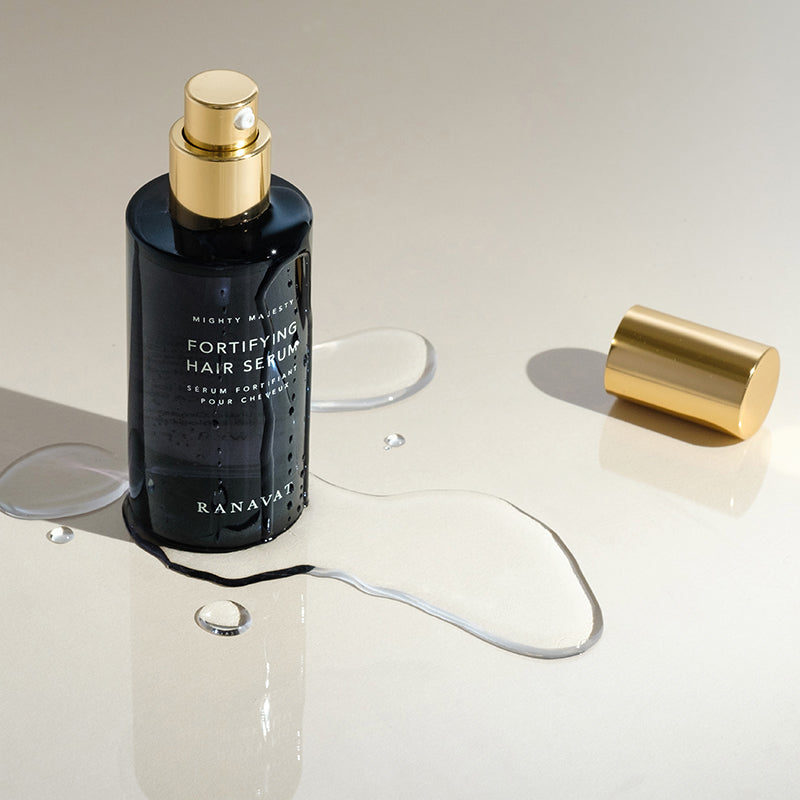 Voor ultiem glanzende lokken, dit multi-afbreekbare serum met 3 ingrediënten is doordrenkt met amla-extract, dat een hoge concentratie oliezuur, vitamine C, vitamine E, jasmijnolie en zonnebloemolie bevat om breuk onder controle te houden. Het versterkt en herstelt droog/beschadigd haar en voed de hoofdhuid. Dankzij de koudgeperste extractiemethode wordt elk ingrediënt met de hoogste potentie gemengd. Beauty Awards 2019 Cruelty Free I Non-GMO I Glutenvrij I Palmvrij I Synthetisch Parfumvrij I Veganistisch