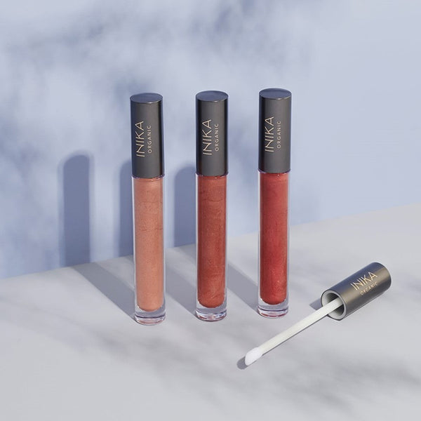 Deze veganistische en halal Lip Glaze van INIKA zit namelijk vol met pure minerale pigmenten en is verrijkt met Jojoba olie, Rozenbottel olie & Vitamine E. Een hydraterende en voedende lip glaze voor mooie verzorgde lippen.