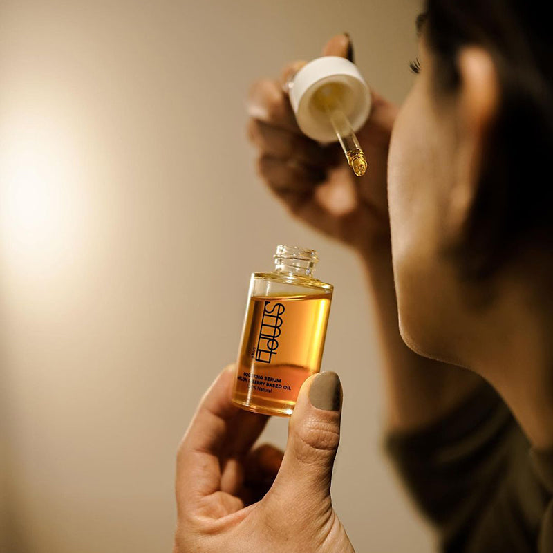 Geen doffe vermoeide huid meer, maar een intensief verzorgde huid met een jeugdige glow. Dit 'dutch beauty' award winnende gezichtsserum is het onmisbare vitamineshot dat iedere huid kan gebruiken. Het intensief verzorgende serum gezicht is natuurlijk en volledig biologisch, brengt je huid terug in balans, stimuleert de celvernieuwing en vermindert droogtelijntjes. Veganistisch, dierproefvrije huidverzorging.