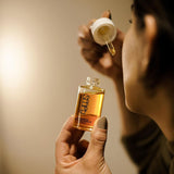 Geen doffe vermoeide huid meer, maar een intensief verzorgde huid met een jeugdige glow. Dit 'dutch beauty' award winnende gezichtsserum is het onmisbare vitamineshot dat iedere huid kan gebruiken. Het intensief verzorgende serum gezicht is natuurlijk en volledig biologisch, brengt je huid terug in balans, stimuleert de celvernieuwing en vermindert droogtelijntjes. Veganistisch, dierproefvrije huidverzorging.