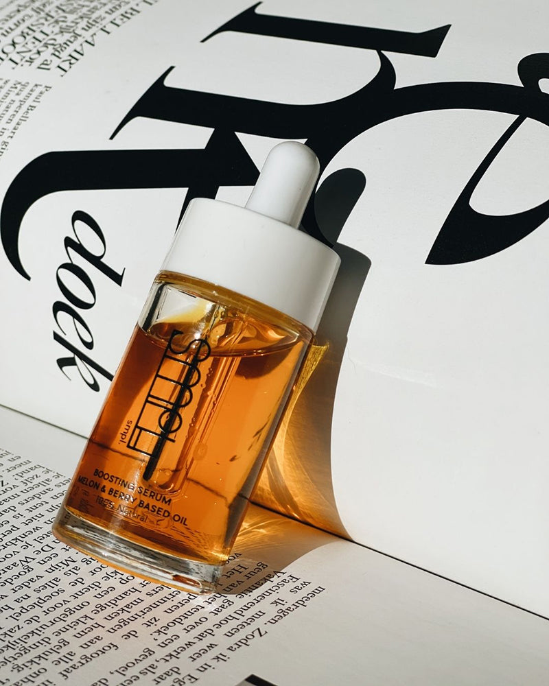 Geen doffe vermoeide huid meer, maar een intensief verzorgde huid met een jeugdige glow. Dit 'dutch beauty' award winnende gezichtsserum is het onmisbare vitamineshot dat iedere huid kan gebruiken. Het intensief verzorgende serum gezicht is natuurlijk en volledig biologisch, brengt je huid terug in balans, stimuleert de celvernieuwing en vermindert droogtelijntjes. Veganistisch, dierproefvrije huidverzorging.