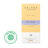 De vegan dierproefvrije zonnebrand zit vol met natuurlijke ingrediënten die je huid beschermen tegen UVA en UVB met SPF30 en tegelijkertijd het beschermlaagje van je huid versterken. De Time Traveler zonnebrand is een rijke + voedende multivitamine voor je huid die je huid plumpy achter laat. Het is klinisch is aangetoond dat deze zonnebrand eerdere schade op celniveau helpt herstellen en fijne lijntjes en pigmentvlekken zichtbaar verminderd.
