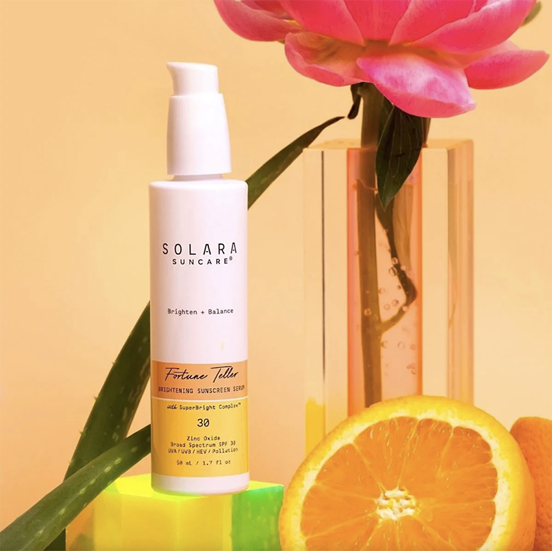 Fortune Teller Brightening Sunscreen Serum is een 3-in-1 innovatieve gel-to-milk minerale vegan zonnebrand met SPF 30 dat duurzaam is verpakt in een glazen flesje. Hij heeft een heel subtiele tint waardoor hij een prachtige dewy en glanzende finish geeft op iedere huidskleur en zelfs een blurring effect geeft. Perfect voor onder je make-up als primer!