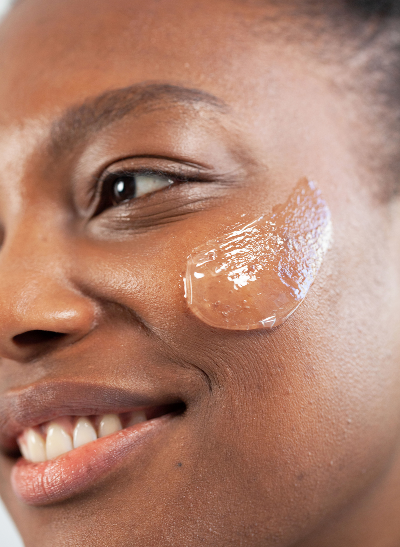 Breng de jelly in contact met water om het van textuur te veranderen naar een zachte cleansing milk.  Veeg de huid schoon met een nat washandje of handdoek. 