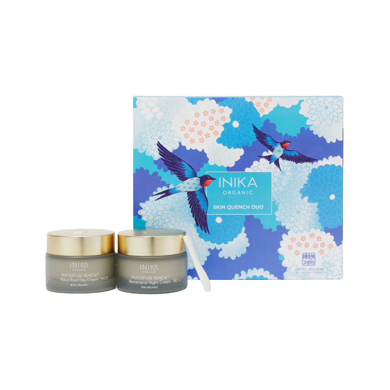 Prachtige vegan cadeaubox van INIKA met dag en nachtcreme - Skin Quench Duo. Verwen jezelf of een ander met dé musthaves voor je ochtend en avondroutine; dag- en nachtcrème. Deze zeer voedende, anti-aging en hydratatie-stimulerende set is perfect voor een doffe, droge, vochtarme of rijpere huid. De set is geschikt voor alle huidtypes, waaronder de gevoelige huid. Verrijkt met botanische actieve ingrediënten zoals Maca Root, Resveratrol & Phytofuse Renew.  