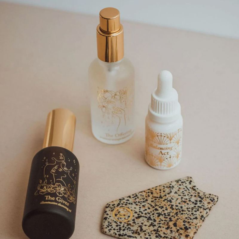 De Balancing Act Face Serum van WabiSabi botanicals is een kalmerende en balancerende gezichtsolie vol met zachte botanische actieve stoffen om een ​​onrustige, hormonaal on-gebalanceerde huid rustig te houden en tegelijkertijd diep te voeden. Deze lichtgewicht, snel opneembare olie voedt de huid met 40x meer voedende vetzuren dan arganolie en gebruikt vitamine D-rijk shiitake-extract om de huid te kalmeren en de balans te herstellen.