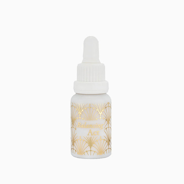 De Balancing Act Face Serum van WabiSabi botanicals is een kalmerende en balancerende gezichtsolie vol met zachte botanische actieve stoffen om een ​​onrustige, hormonaal on-gebalanceerde huid rustig te houden en tegelijkertijd diep te voeden. Deze lichtgewicht, snel opneembare olie voedt de huid met 40x meer voedende vetzuren dan arganolie en gebruikt vitamine D-rijk shiitake-extract om de huid te kalmeren en de balans te herstellen.