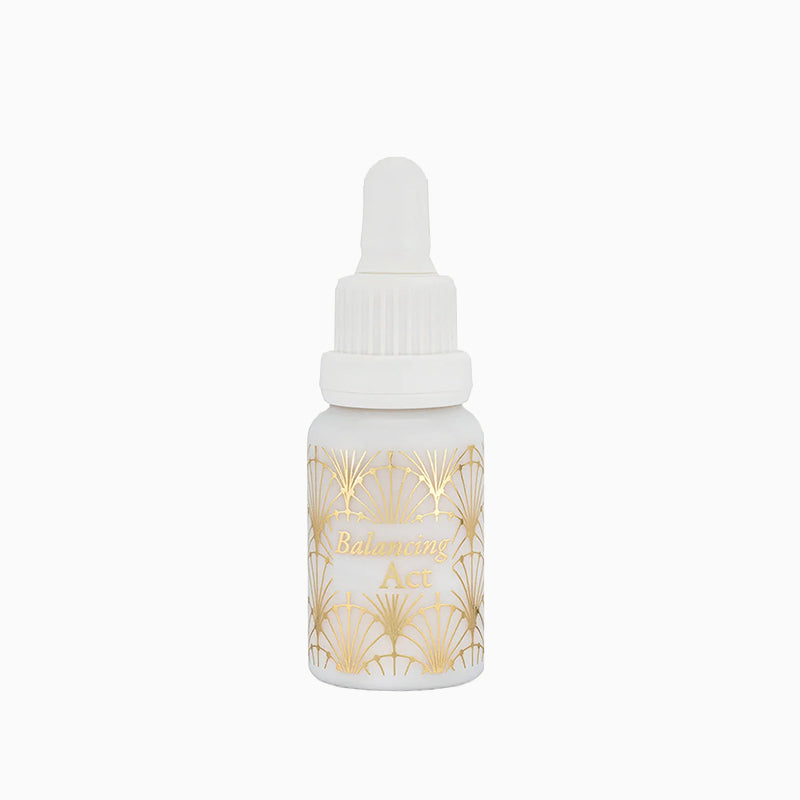 De Balancing Act Face Serum van WabiSabi botanicals is een kalmerende en balancerende gezichtsolie vol met zachte botanische actieve stoffen om een ​​onrustige, hormonaal on-gebalanceerde huid rustig te houden en tegelijkertijd diep te voeden. Deze lichtgewicht, snel opneembare olie voedt de huid met 40x meer voedende vetzuren dan arganolie en gebruikt vitamine D-rijk shiitake-extract om de huid te kalmeren en de balans te herstellen.