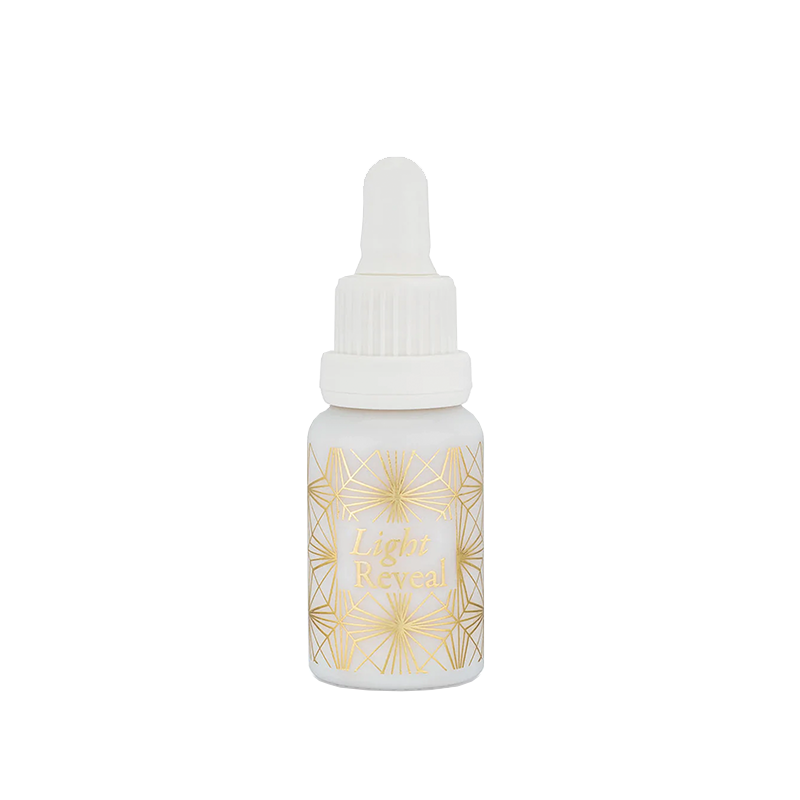 de Wabi Sabi Botanicals Light Reveal Serum is echt het perfecte vitamine C-serum voor de gevoelige huid. Zeer geschikt voor zowel dag- als nacht. Dit serum werkt op een hele milde en zachte manier. Om je een gezondere, stralendere en egalere huid te geven werkt de Light Reveal met 5% THD, een stabiele en effectieve, niet-irriterende vorm van vitamine C. Dit heerlijke onvergetelijke serum zal je dag opfleuren met de frisse, levendige geur van Goji Berry. Geheel vegan en dierproefvrij.